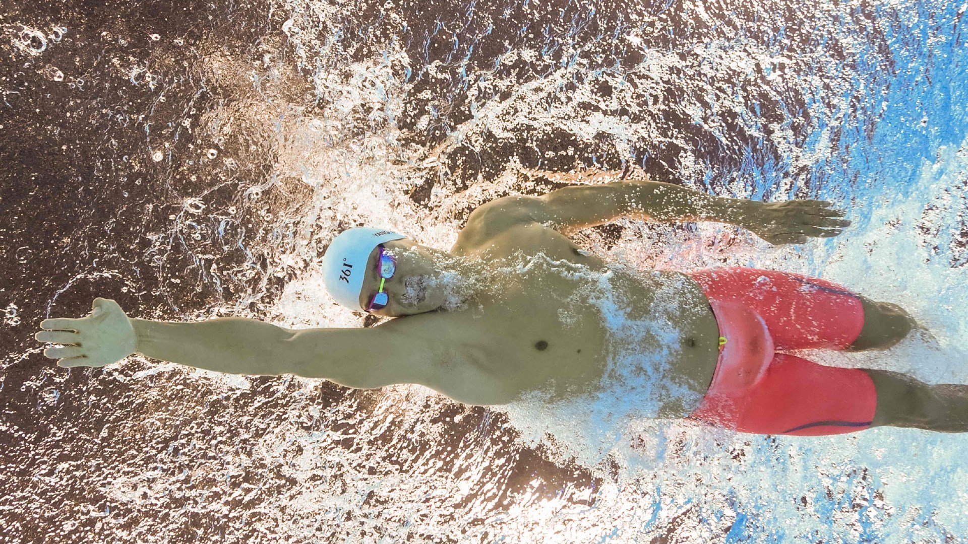 法国队在足球大赛上大放异彩，夺得桂冠，法国队足球冠军